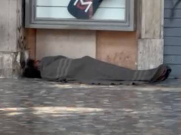 senzatetto si masturba per strada a roma