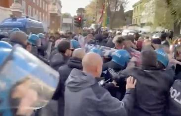 tensione tra polizia e studenti della sapienza a roma